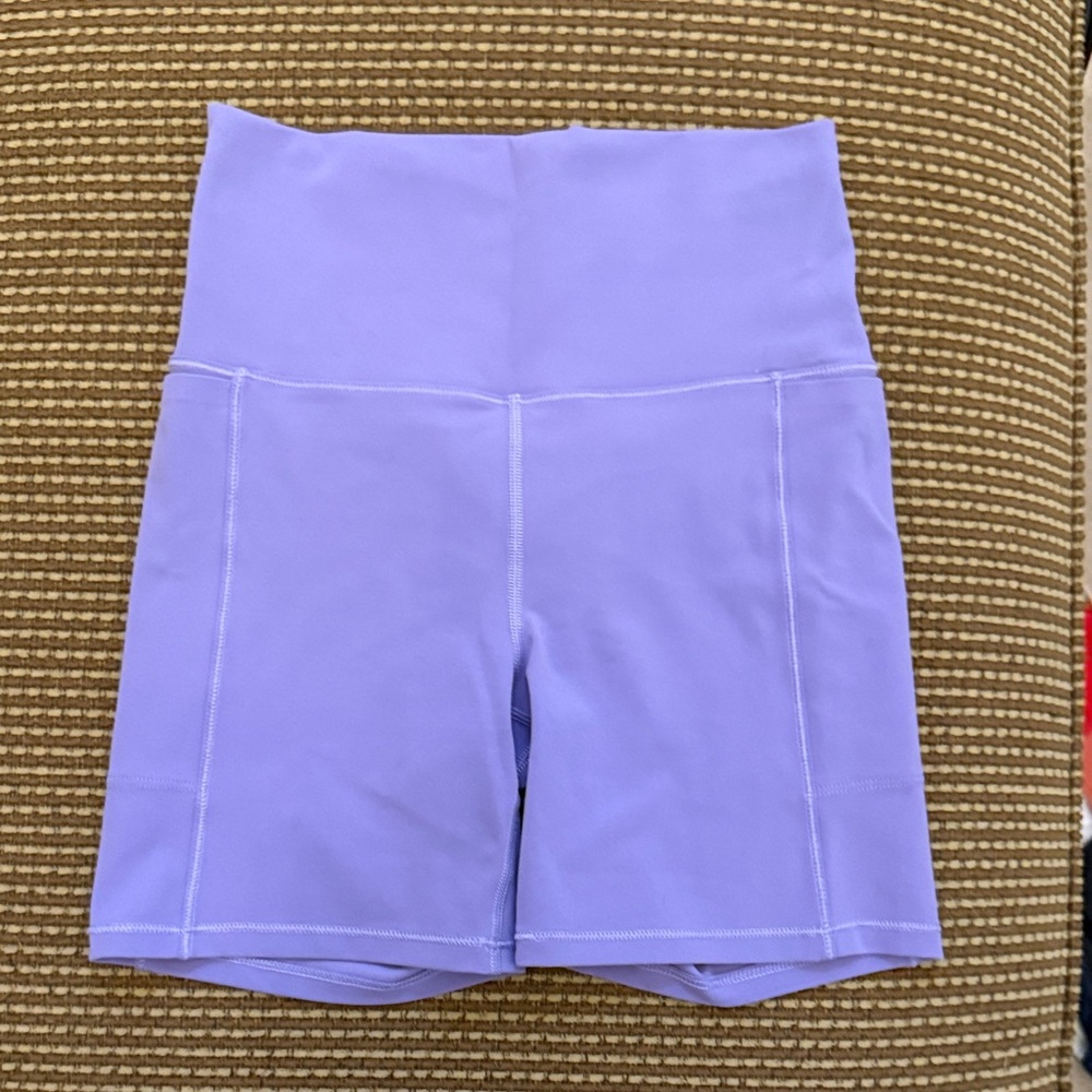 Vuori studio pocket shorts size XS light purple